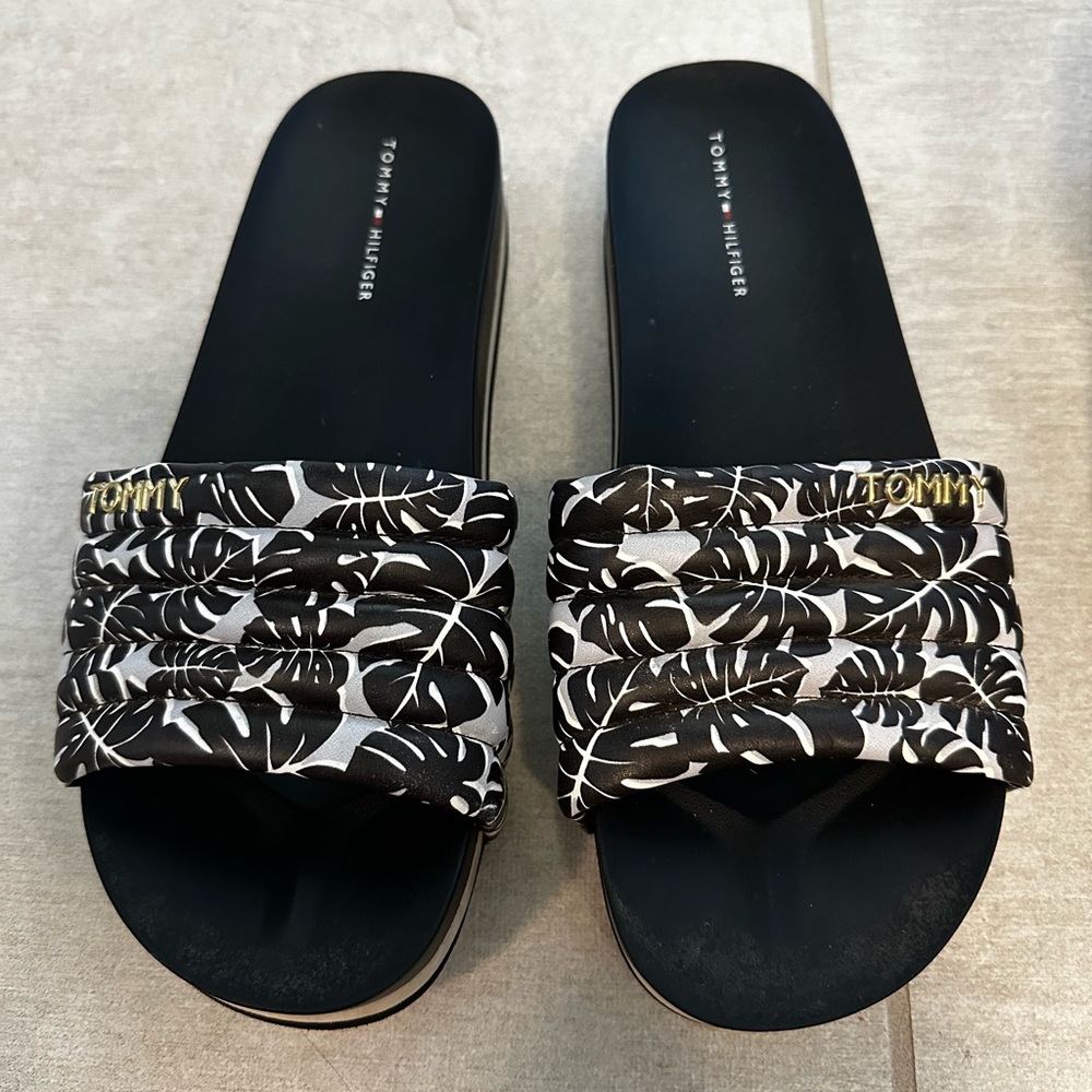 Tommy Hilfiger slides for the beach or pool. Size 8